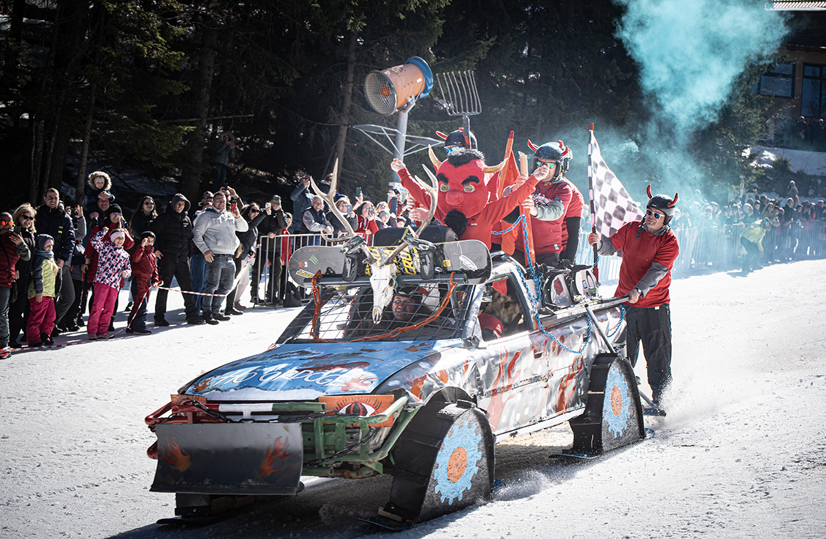 Kreatív járművek és jelmezes kavalkád